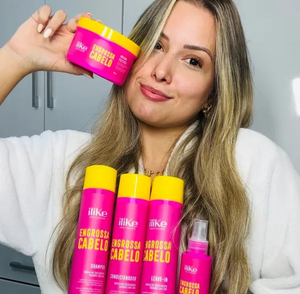 Mulher com os produtos Engrossa Cabelo